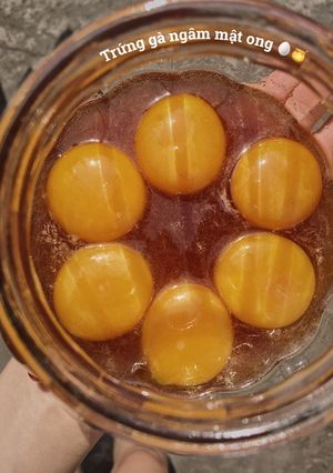 Hình của món Trứng gà ngâm mật ong🥚🍯.