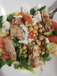 Una foto de Ensalada de garbanzos y ventresca