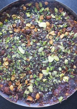 ડ્રાયફ્રુટ ખજૂર ચીકી (Dryfruit Dates Chiki Recipe In Gujarati) રેસીપી મુખ્ય ફોટો