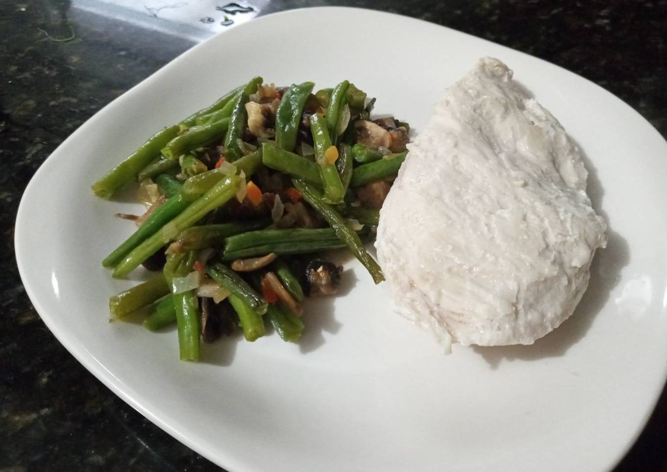 Pollo Cocido Con Ejote Y Champiñones