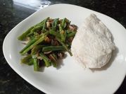 Una foto de pollo con ejotes
