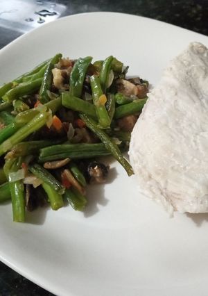 Una foto de Pollo Cocido Con Ejote Y Champiñones