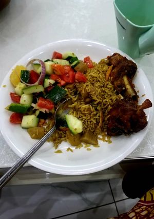 Dafadukan shinkafa da hadin kayan lanbu da nama ainihin hoton girkin