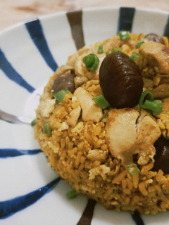 栗子燒雞炒飯(WMF耐磨深煎鍋) 的食譜成品照片