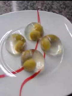 Una foto de Bolitas de vermouth con gelatina