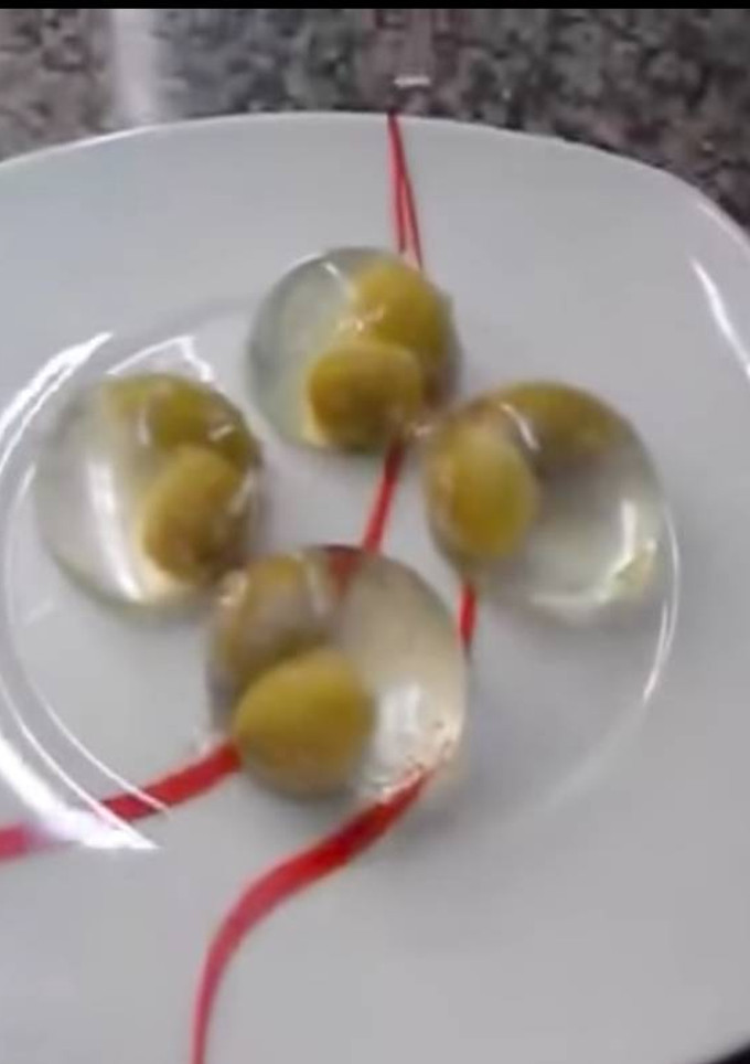 Una foto de Bolitas de vermouth con gelatina