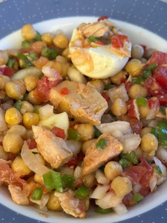 Una foto de Ensalada de garbanzos