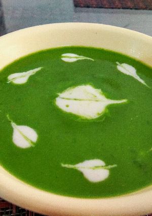 A picture of Cream of spinach soup.