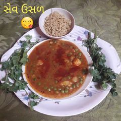 A picture of સેવ ઉસળ.