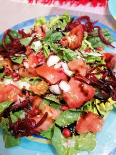 Una foto de Ensalada con granada
