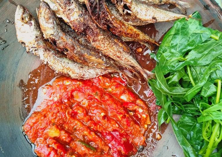 Ikan benggol sambal mantah lalap pucuk ubi🐟🌿