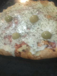 Una foto de Calzone de jamón, queso, panceta, cebolla, morrón y huevo