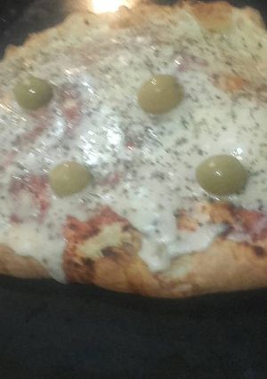 Una foto de Calzone de jamón, queso, panceta, cebolla, morrón y huevo