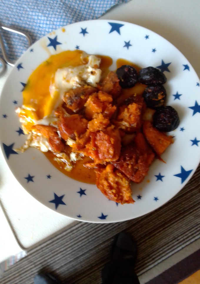 Una foto de Mix de boniato asado con morcilla y huevo frito