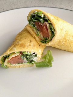 Una foto de Rollitos de tortilla con salmón ahumado