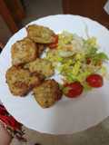 Buñuelos de puré de papas, abadejo, palitos de cangrejo y cebolla sofrita con ensalada
