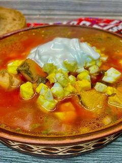 Фото Український зелений борщ з буряком/Українська кухня.