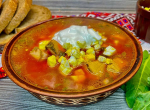 Фото Український зелений борщ з буряком/Українська кухня.