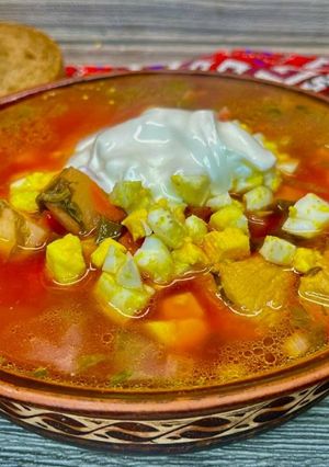 Фото Український зелений борщ з буряком/Українська кухня.