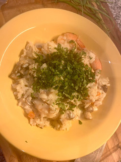 Una foto de Arroz con camarones, tipo risotto