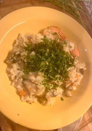 Una foto de Arroz con camarones, tipo risotto
