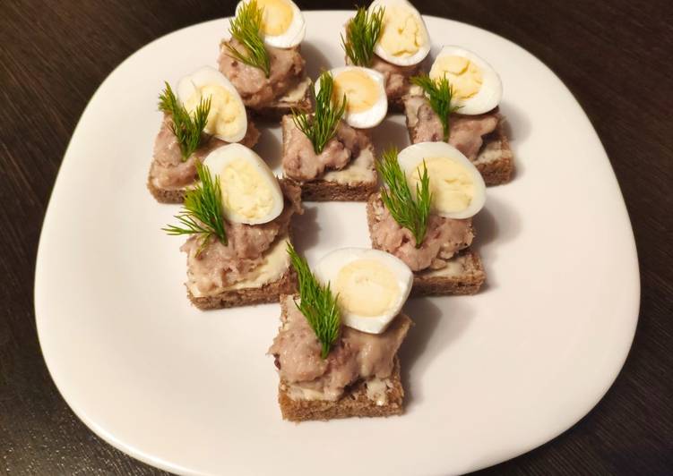 Мини-бутерброды с копчёной рыбой