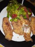 Pollo frito con ensalada