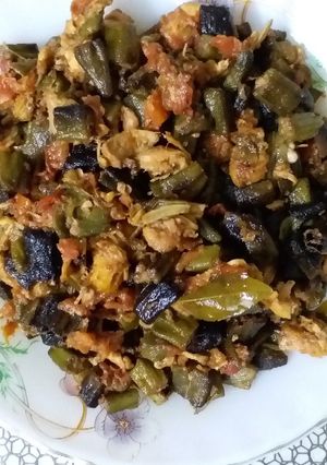 A picture of Bhindi chicken.