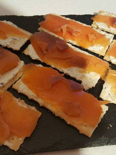 Una foto de Canapé de queso finas hierbas y salmón