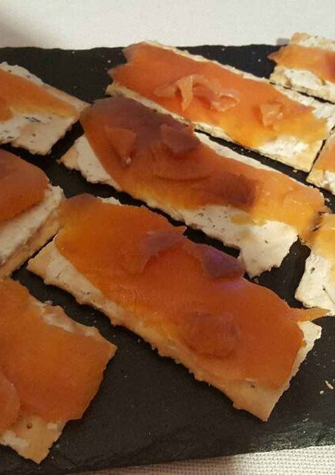Una foto de Canapé de queso finas hierbas y salmón