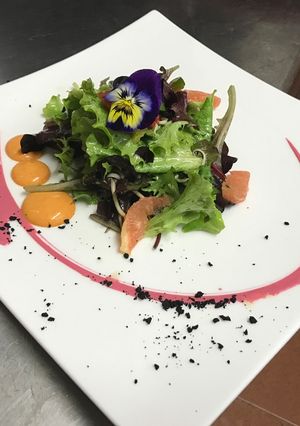 Una foto de Ensalada templada gulas y cítricos