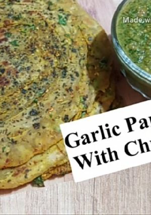 A picture of Garlic Paratha with Chutney.