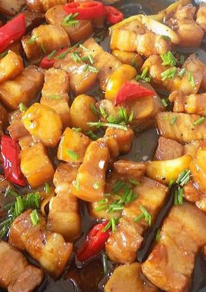 Hình của món Thịt ba chỉ rim tỏi.