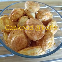 Gougères Cheese Puffs 芝士泡芙 A picture of Gougères Cheese Puffs 芝士泡芙.