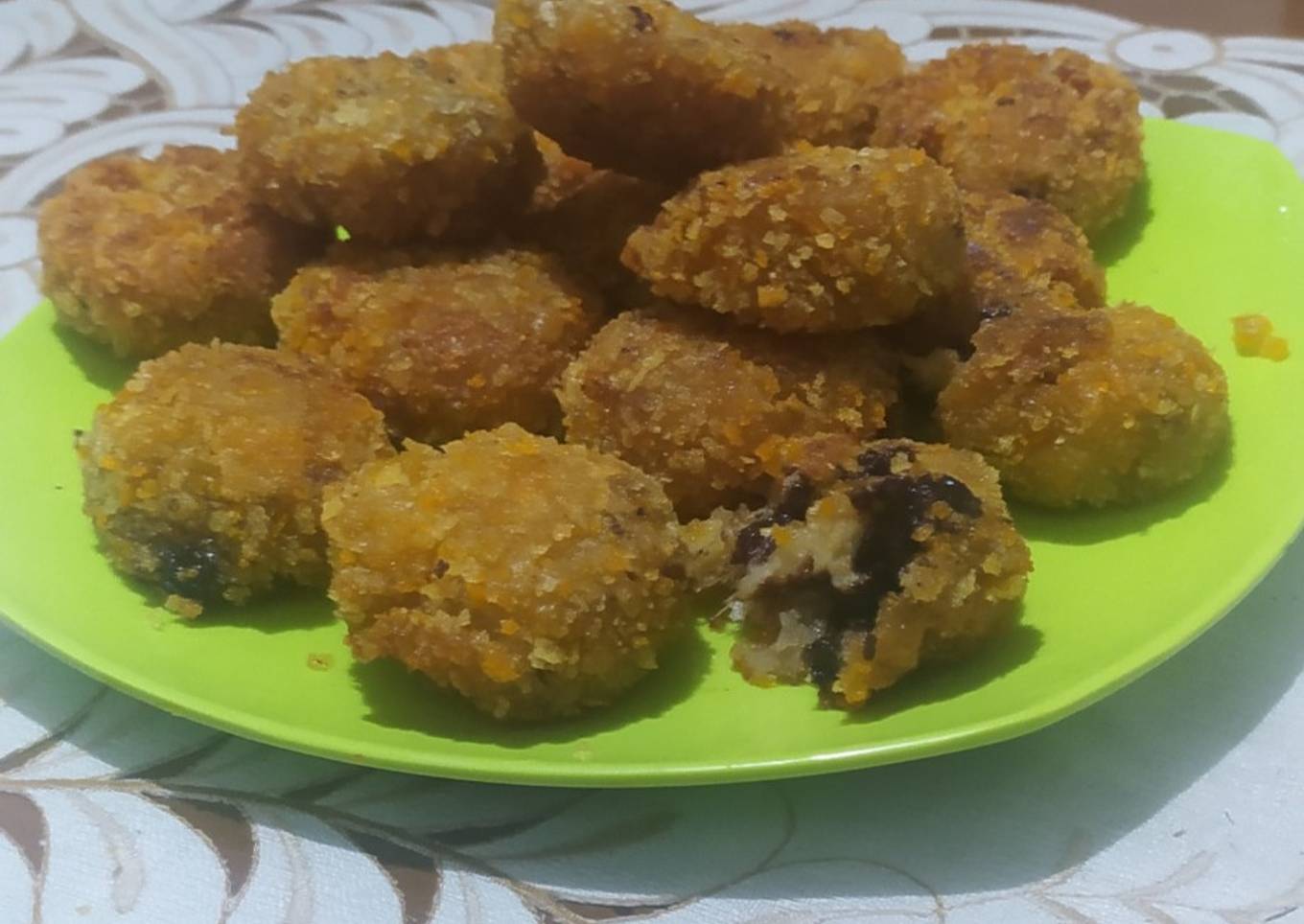 Bola-bola pisang goreng isi coklat