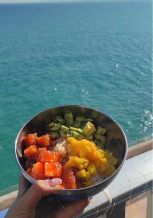 Una foto de Poke de salmón