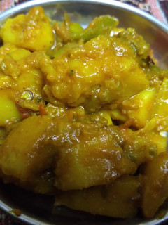 आलू शिमला मिर्च (aloo shimla mirch recipe in Hindi) रेसिपी मुख्य फोटो