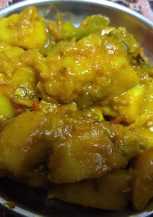 आलू शिमला मिर्च (aloo shimla mirch recipe in Hindi) रेसिपी मुख्य फोटो