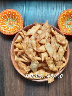 खारे शंकरपाळे (Khare Shankarpale Recipe In Marathi) रेसिपी चे मुख्य फोटो