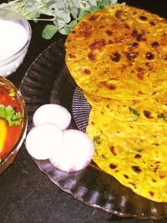 મેથી કોથમીર ના થેપલા (Methi Kothmir Thepla Recipe In Gujarati) રેસીપી મુખ્ય ફોટો