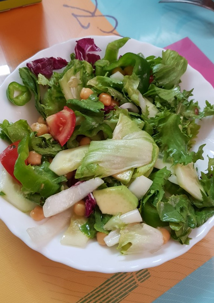 Una foto de Ensalada de garbanzos