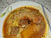 Una foto de condimentos para guiso de arroz con carne