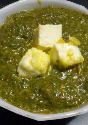 A picture of Palak paneer.