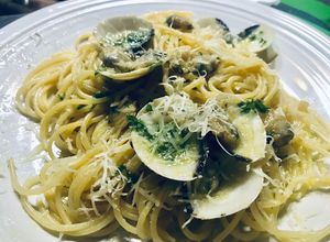 Una foto de Pasta aglio olio con almejas