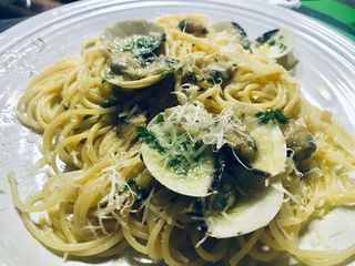 Pasta aglio olio con almejas