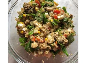 Foto di Quinoa con mais, mozzarella, pomodorini, scamorza affumicata, sgombro e valeriana🌽🍅🌱