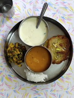 પરવળ બટાકા નું શાક (Parval Bataka Shak Recipe In Gujarati) રેસીપી મુખ્ય ફોટો