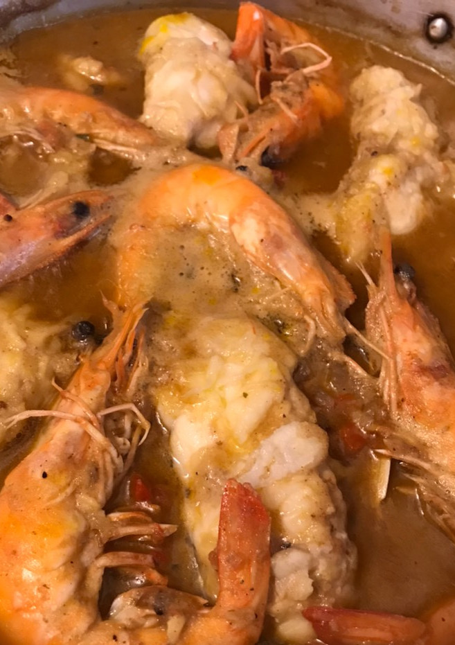 Una foto de Cazuela de rape con gambones y langostinos 🦐 / Suquet de rap