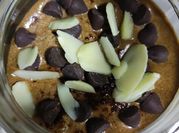 Una foto de mousse de chocolate con cacao en polvo