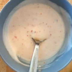 A picture of Sweet chili yoghurt.